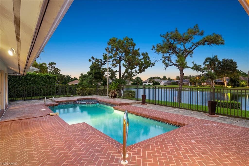 547 Devils Ln, Naples, FL 34103-4