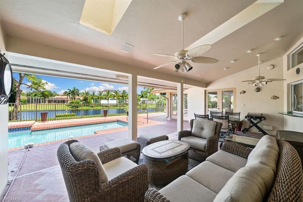 547 Devils Ln, Naples, FL 34103-5