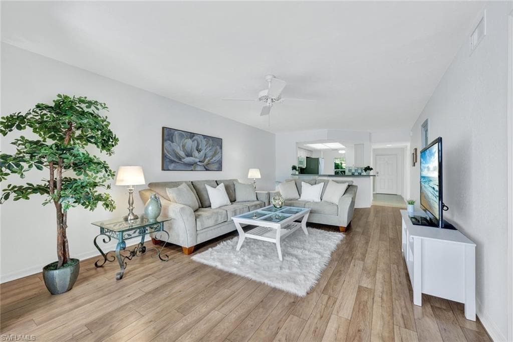 774 Wiggins Lake Dr 101, Naples, FL 34110-3