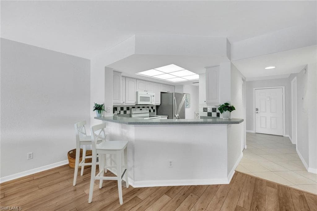 774 Wiggins Lake Dr 101, Naples, FL 34110-8