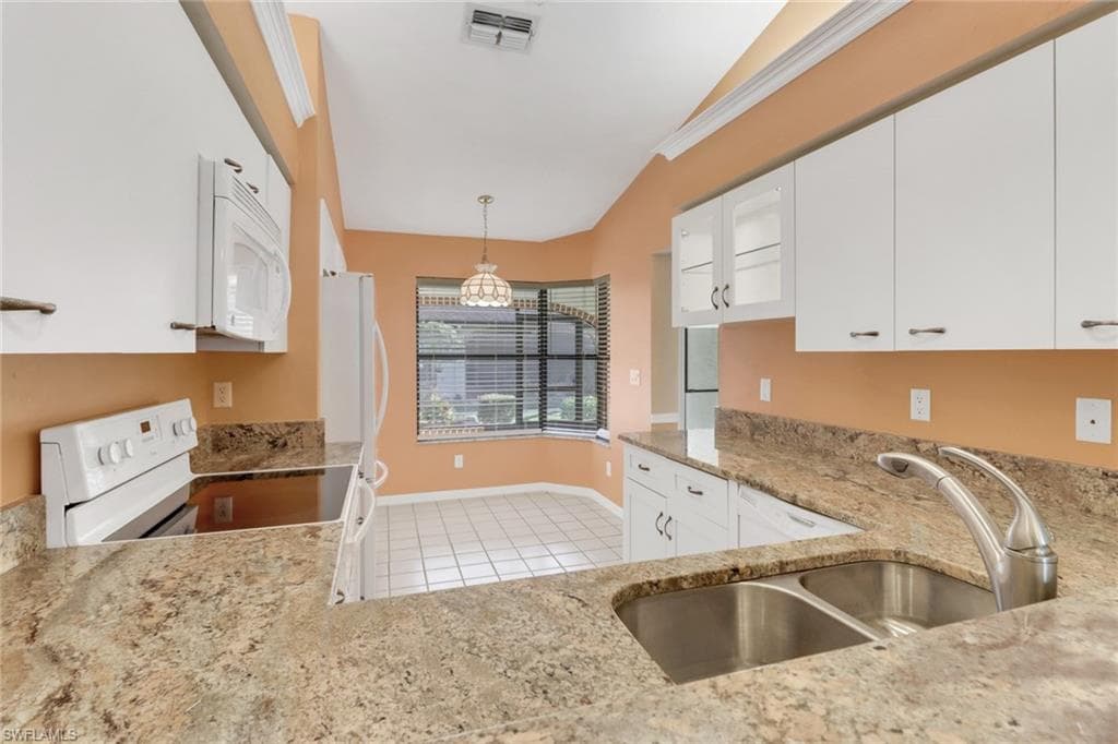 10772 Regent Cir 302, Naples, FL 34109-9