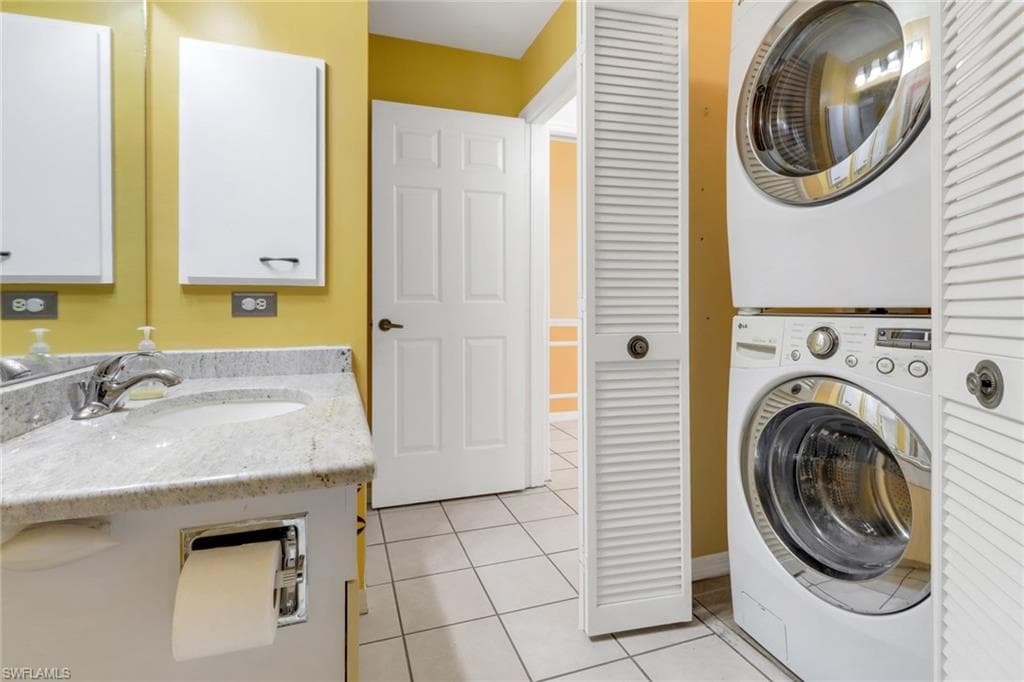10772 Regent Cir 302, Naples, FL 34109-21