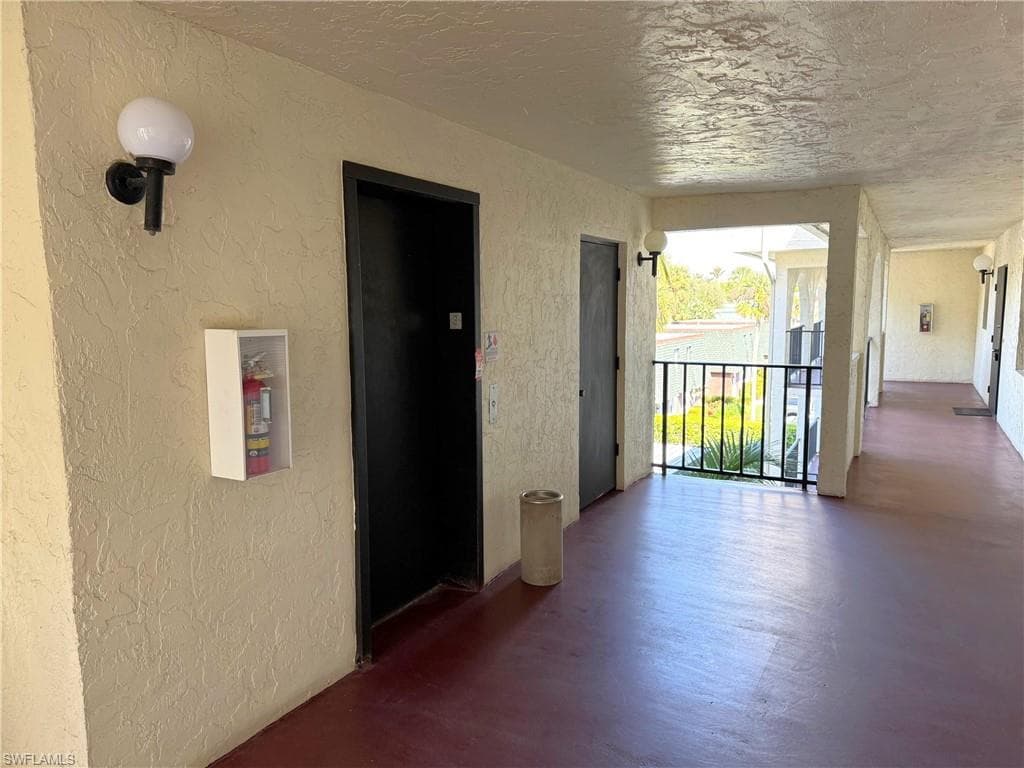 700 Valley Stream Dr 303, Naples, FL 34113-7