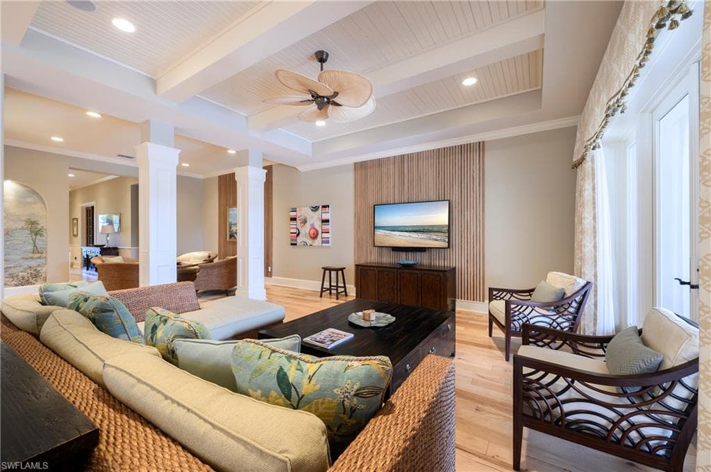 725 Lake Dr, Naples, FL 34102-9