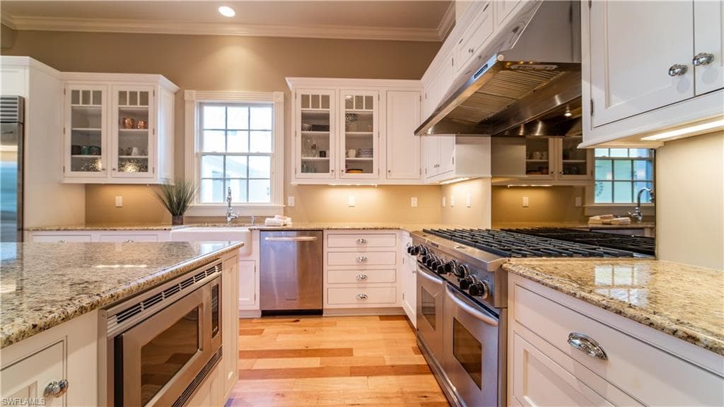 725 Lake Dr, Naples, FL 34102-10