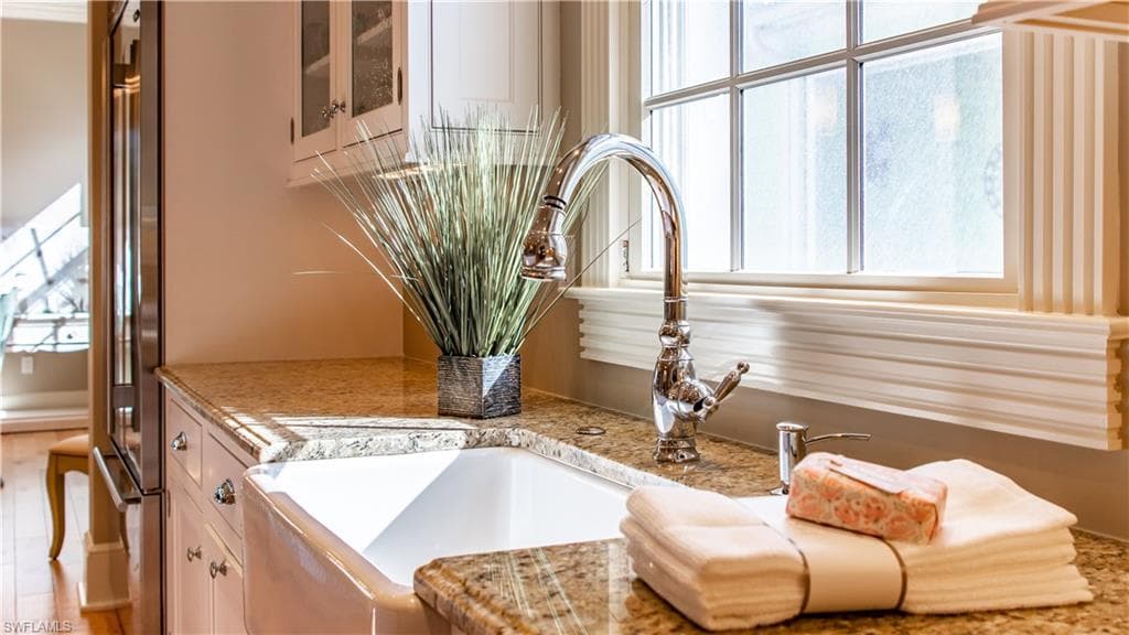 725 Lake Dr, Naples, FL 34102-11