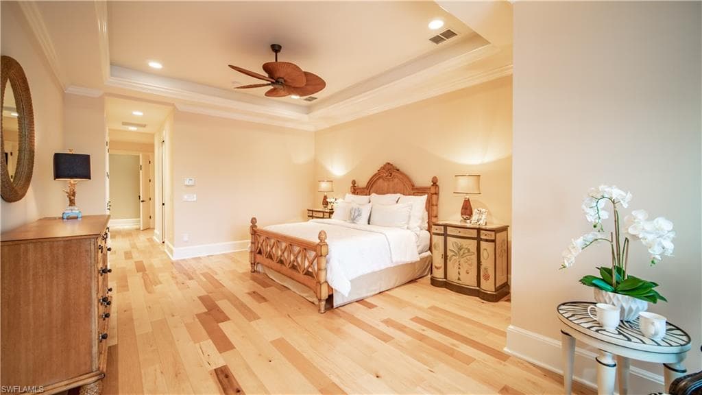 725 Lake Dr, Naples, FL 34102-15