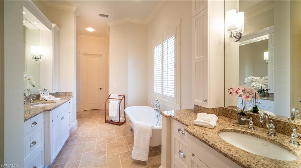 725 Lake Dr, Naples, FL 34102-16