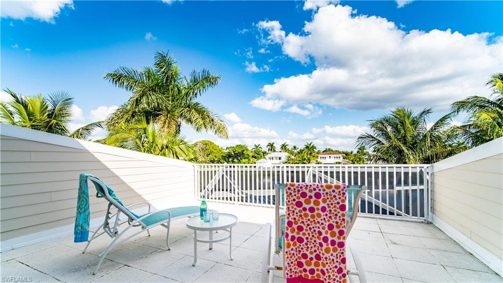 725 Lake Dr, Naples, FL 34102-23