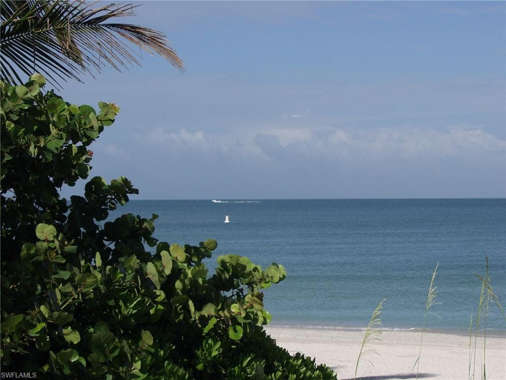 725 Lake Dr, Naples, FL 34102-34