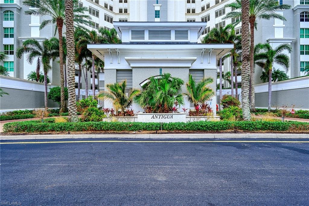 300 Dunes Blvd 404, Naples, FL 34110-42