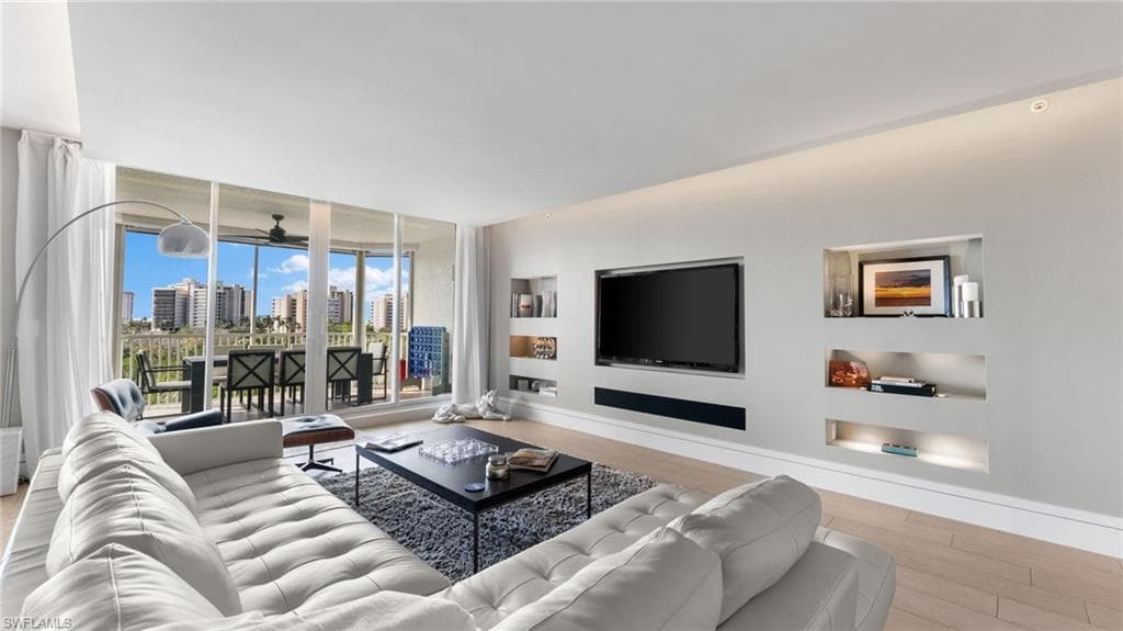 300 Dunes Blvd 404, Naples, FL 34110-4