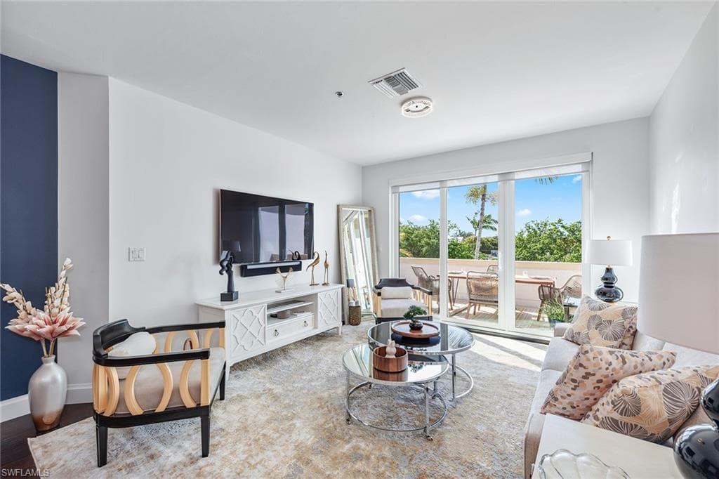 365 5th Ave S 305, Naples, FL 34102-1