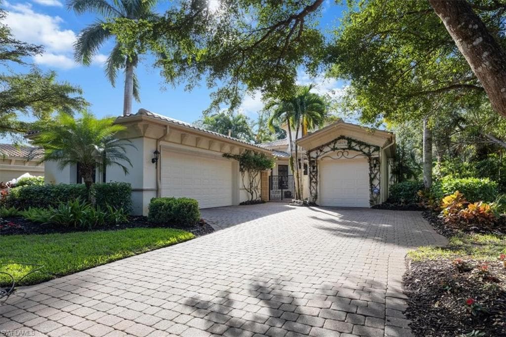 18051 Lagos Way, Naples, FL 34110-1