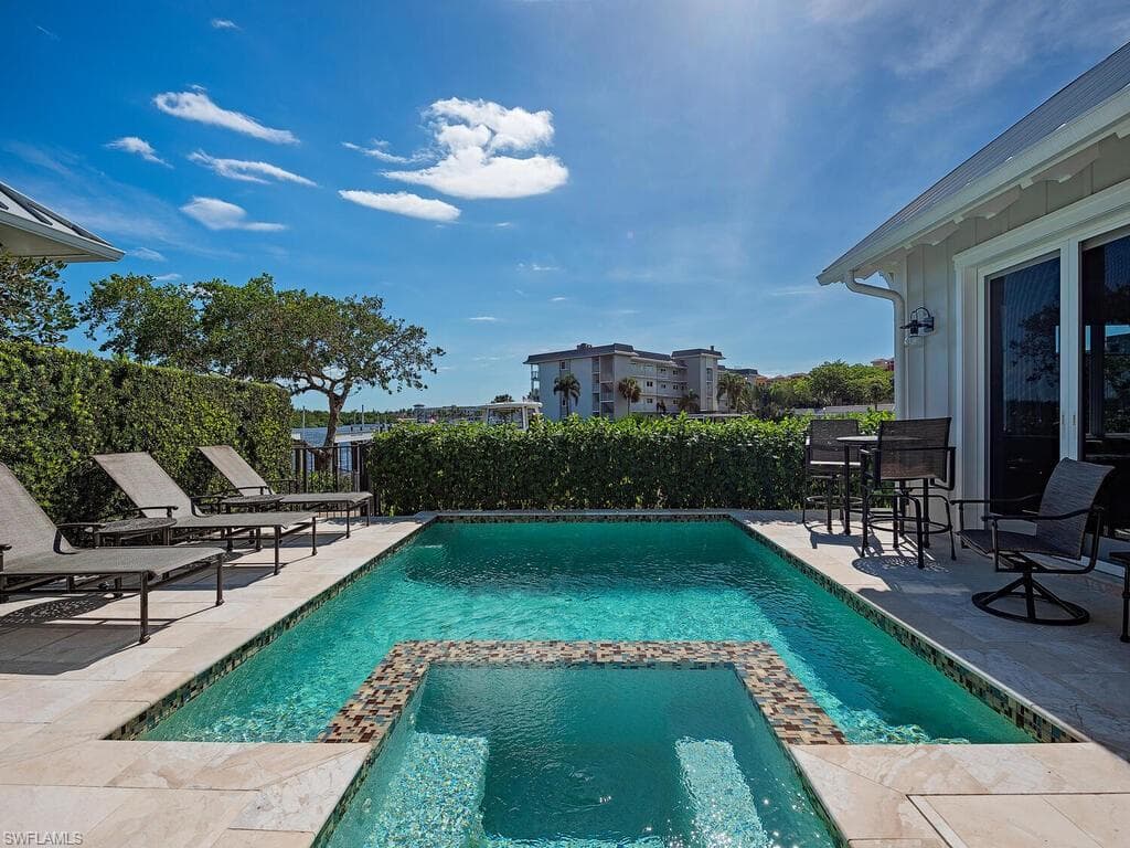 1482 2nd Ave S, Naples, FL 34102-25