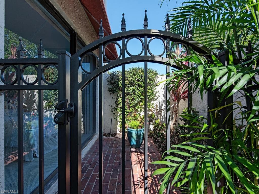 511 Serendipity Dr 511, Naples, FL 34108-3