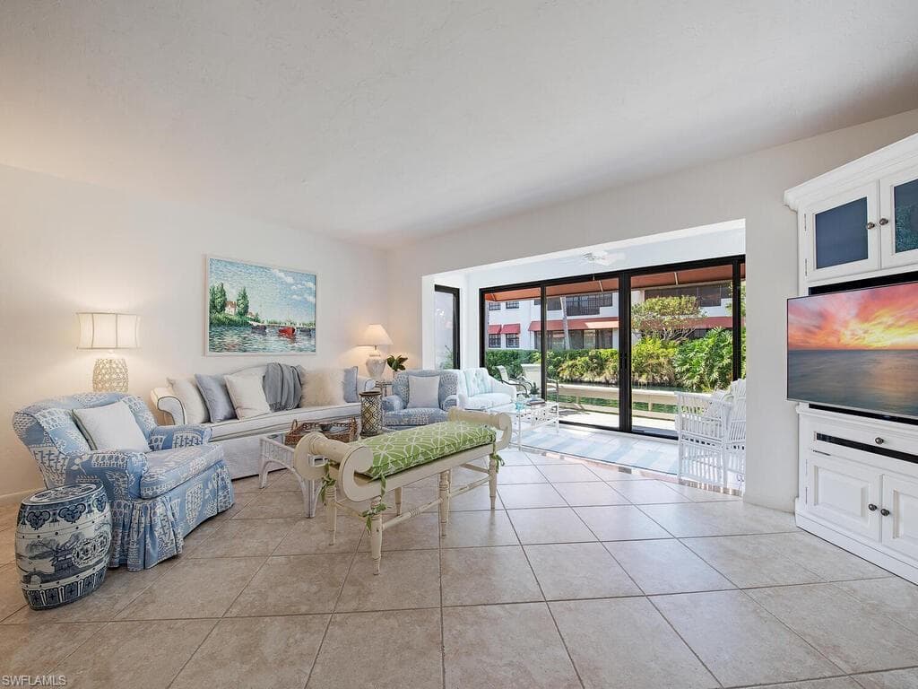 511 Serendipity Dr 511, Naples, FL 34108-4