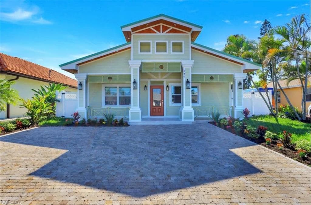 648 100th Ave N, Naples, FL 34108-2