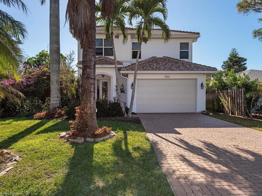 636 102nd Ave N, Naples, FL 34108-2