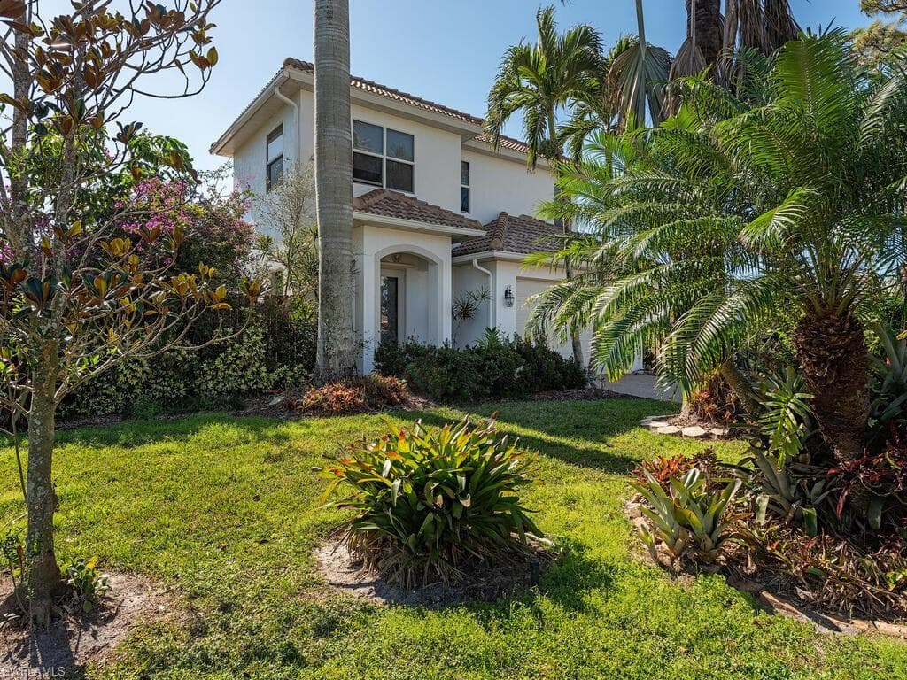 636 102nd Ave N, Naples, FL 34108-3