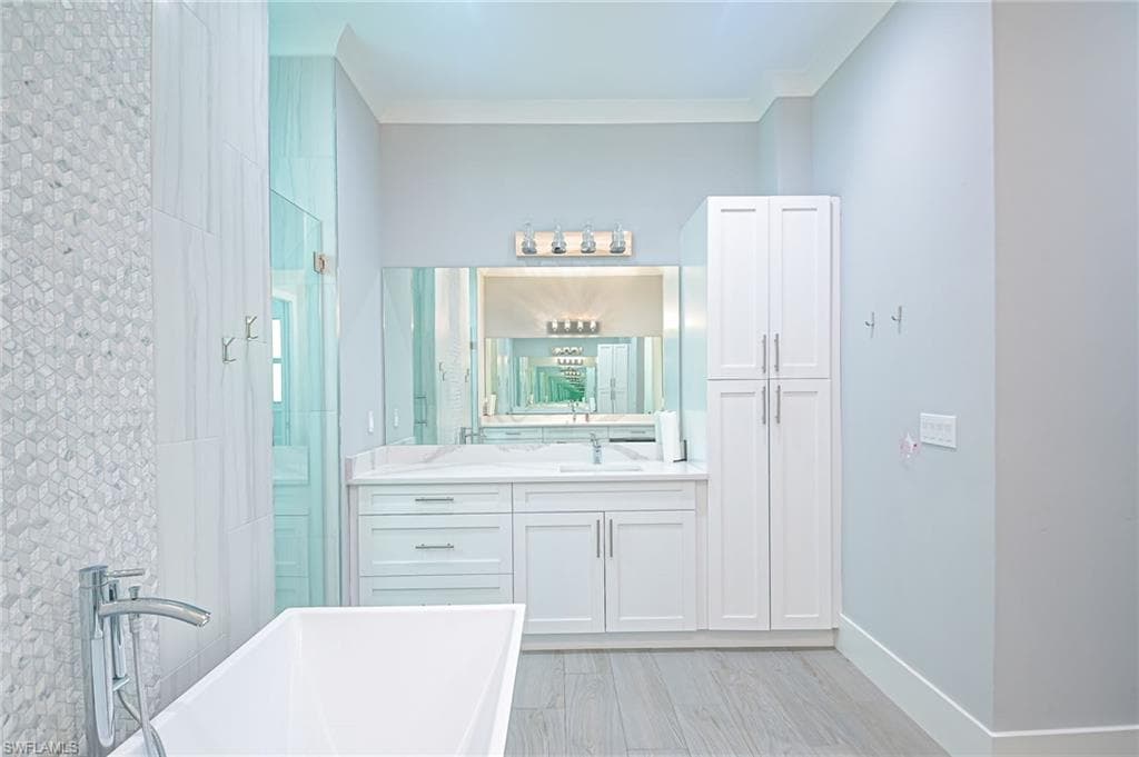 505 7th St NW, Naples, FL 34120-15