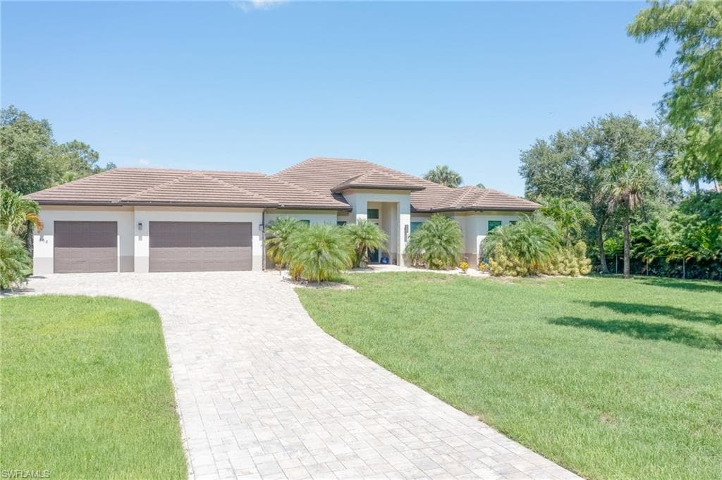 505 7th St NW, Naples, FL 34120-1