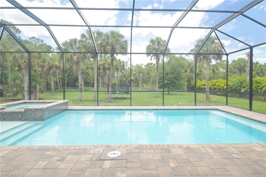505 7th St NW, Naples, FL 34120-29