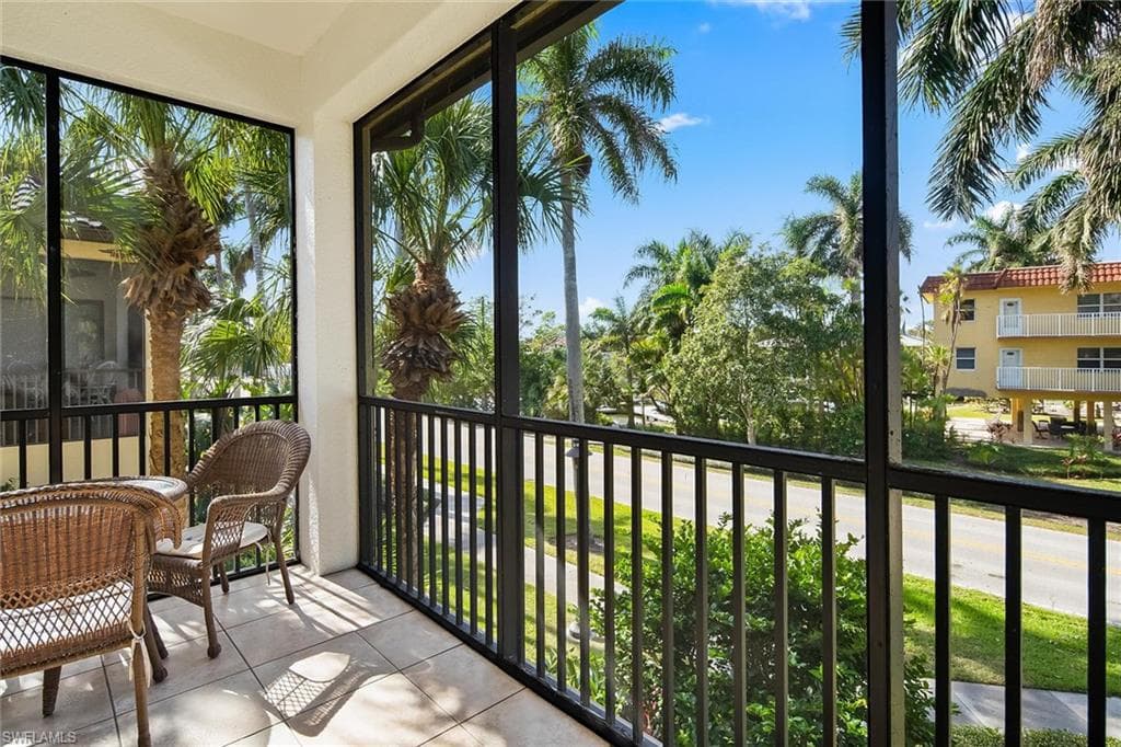 985 Sandpiper St I201, Naples, FL 34102-9