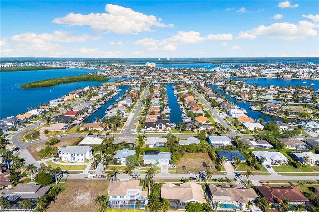 568 Tigertail Ct, Marco Island, FL 34145-45