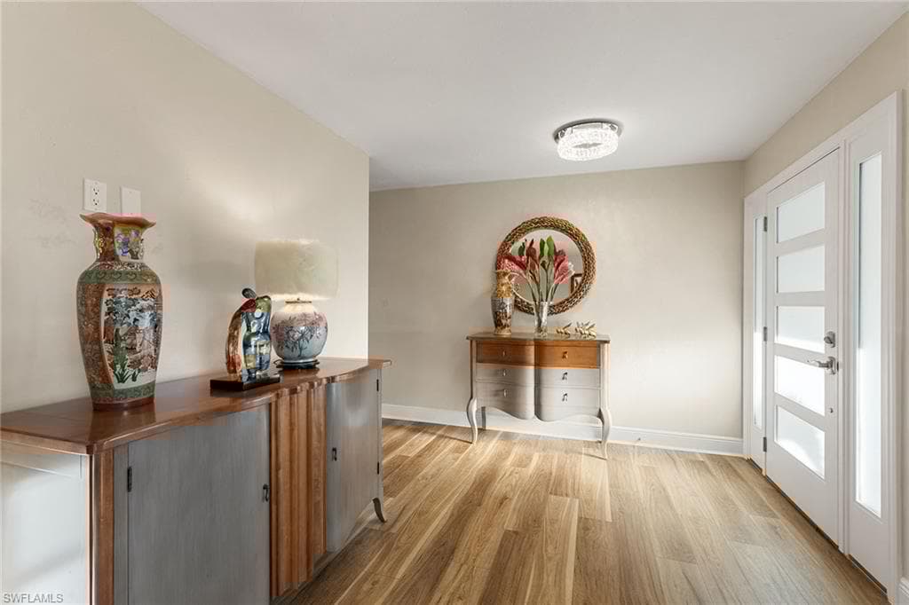 568 Tigertail Ct, Marco Island, FL 34145-8