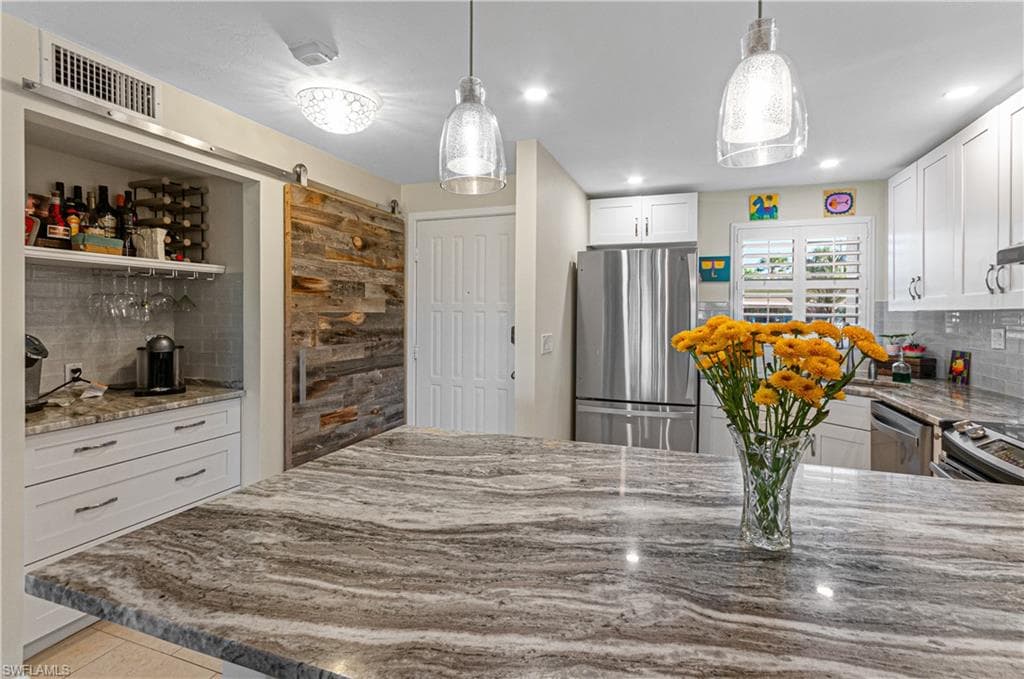 21 High Point Cir E 109, Naples, FL 34103-15