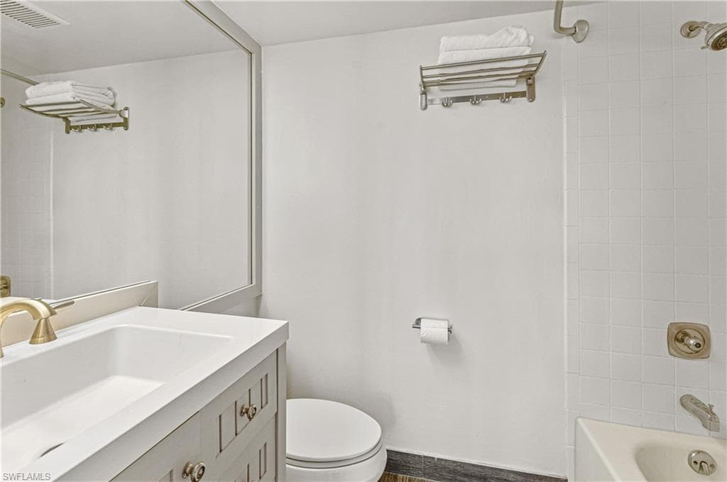 21 High Point Cir E 109, Naples, FL 34103-22