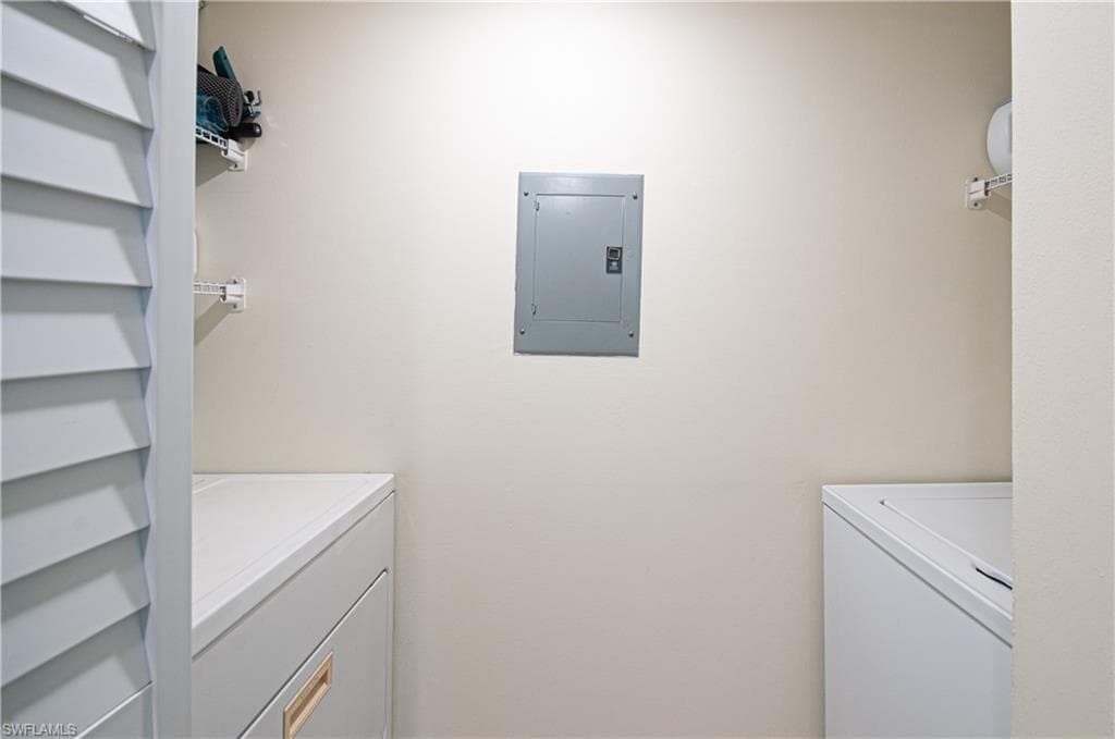 21 High Point Cir E 109, Naples, FL 34103-25