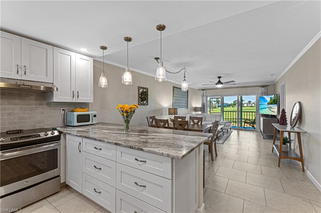 21 High Point Cir E 109, Naples, FL 34103-2