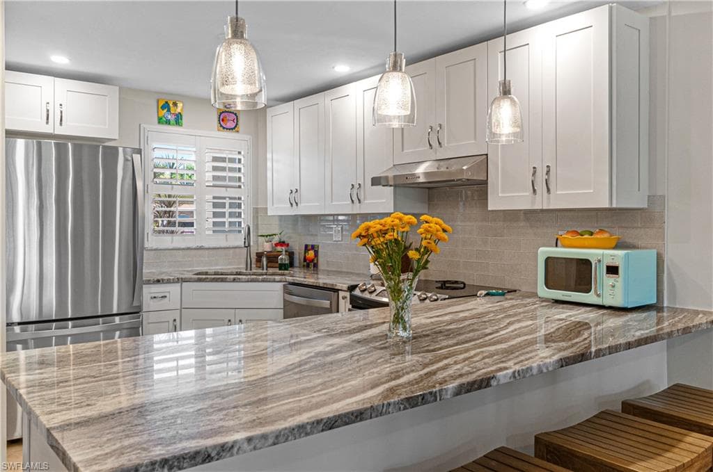 21 High Point Cir E 109, Naples, FL 34103-3