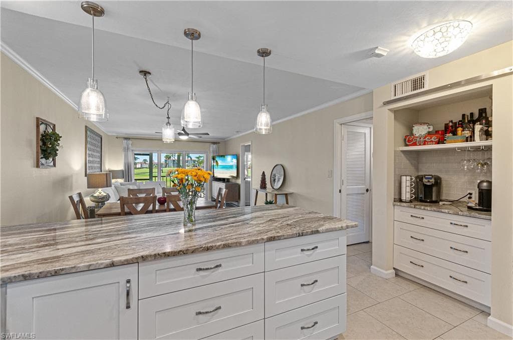 21 High Point Cir E 109, Naples, FL 34103-4