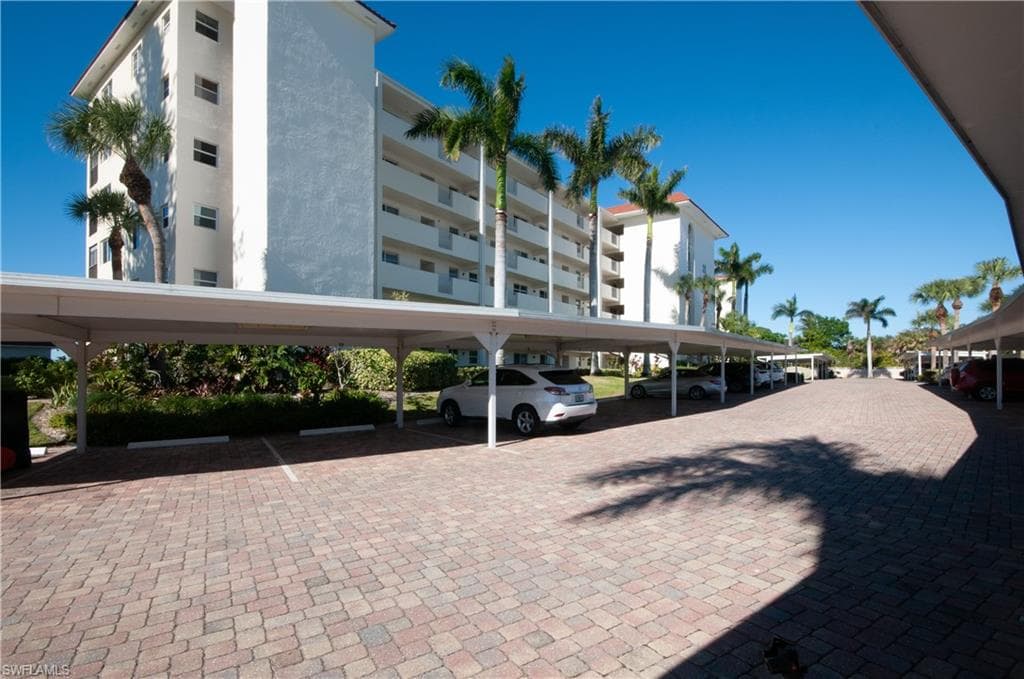 21 High Point Cir E 109, Naples, FL 34103-6