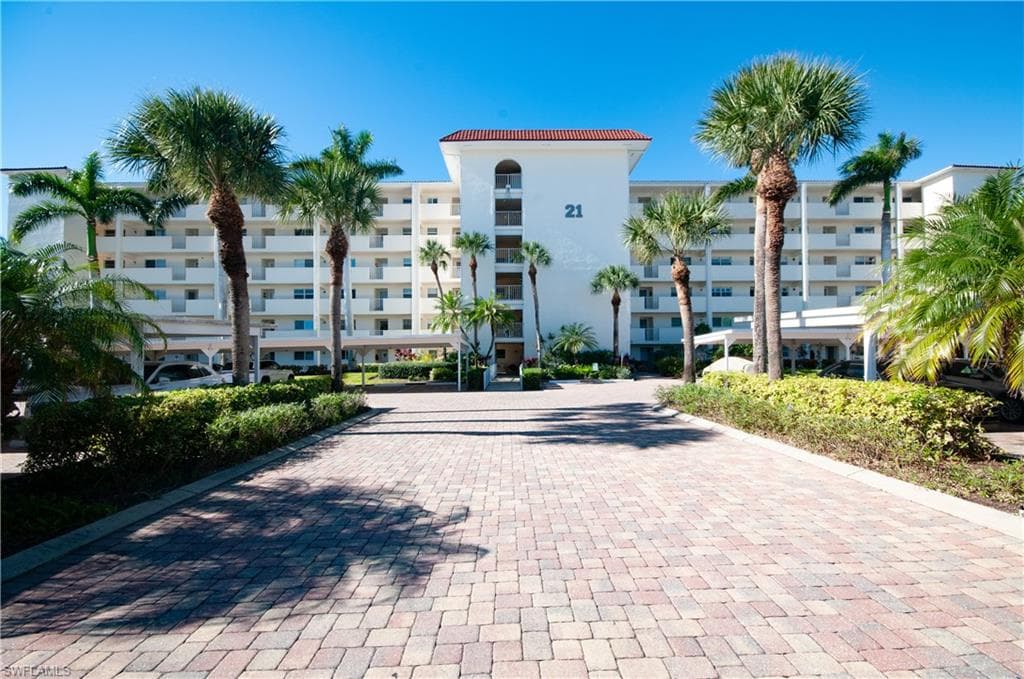 21 High Point Cir E 109, Naples, FL 34103-7