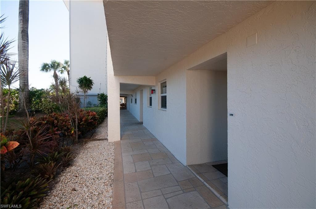 21 High Point Cir E 109, Naples, FL 34103-8