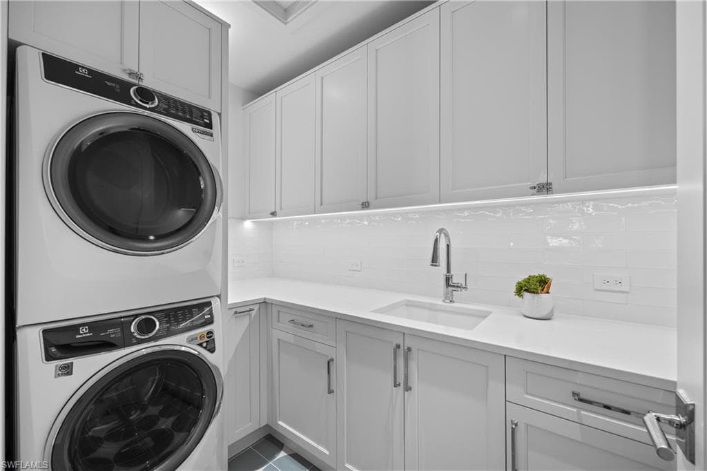3295 Gordon Dr, Naples, FL 34102-31