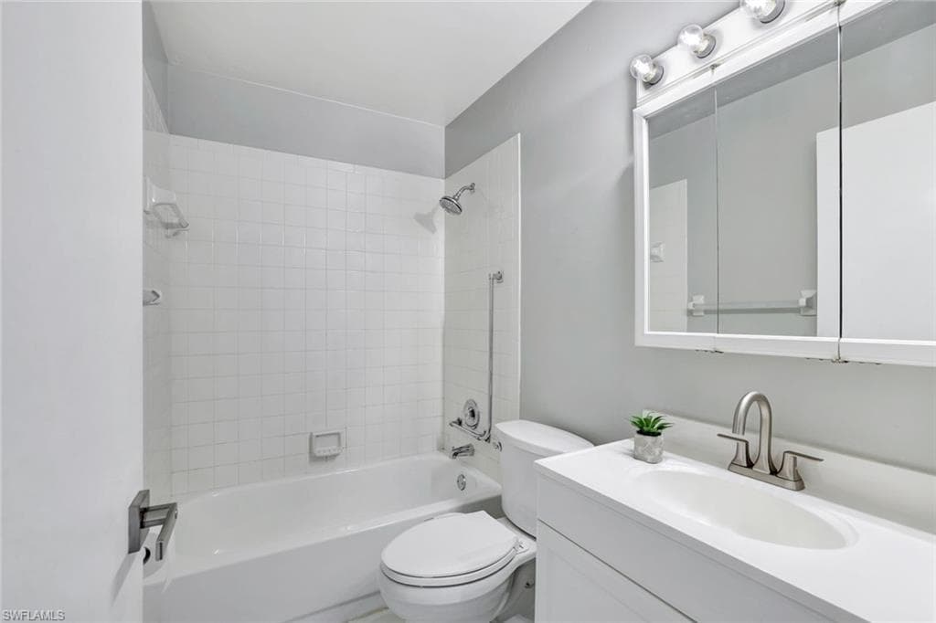 2668 Kings Lake Blvd 203, Naples, FL 34112-14