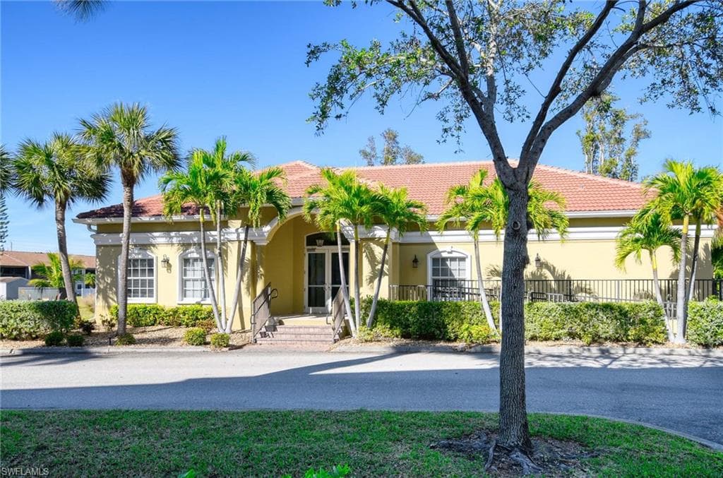 10041 Lake Cove Dr 202, Fort Myers, FL 33908-33