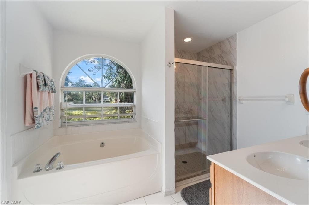 590 6th St NE, Naples, FL 34120-25