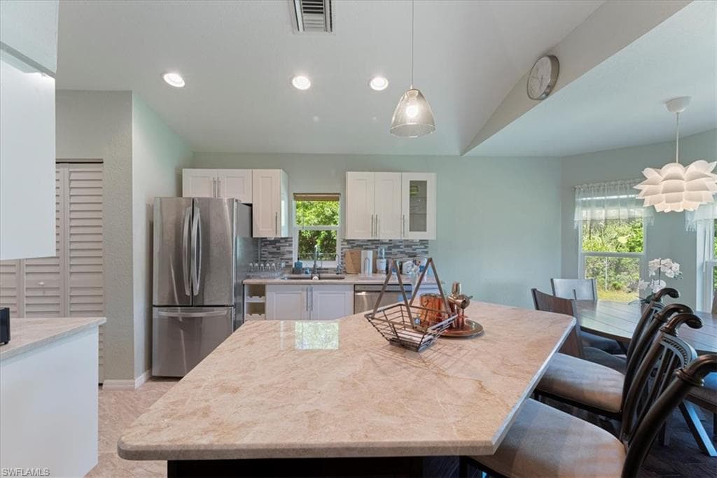 590 6th St NE, Naples, FL 34120-38