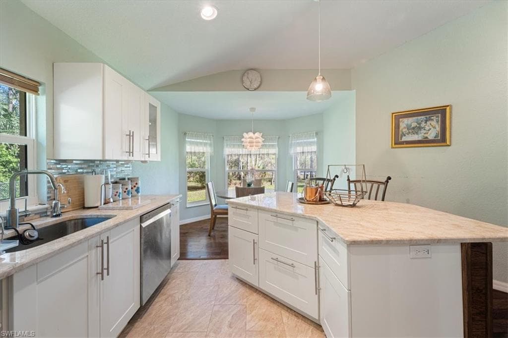 590 6th St NE, Naples, FL 34120-40