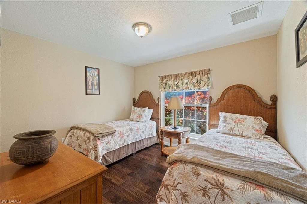 590 6th St NE, Naples, FL 34120-45