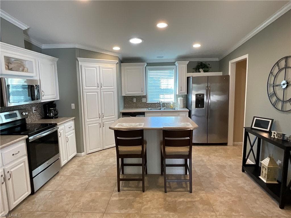 423 Palm Dr 313, Naples, FL 34114-1