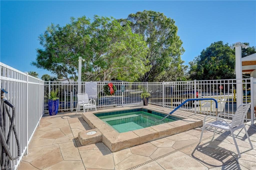 423 Palm Dr 313, Naples, FL 34114-32