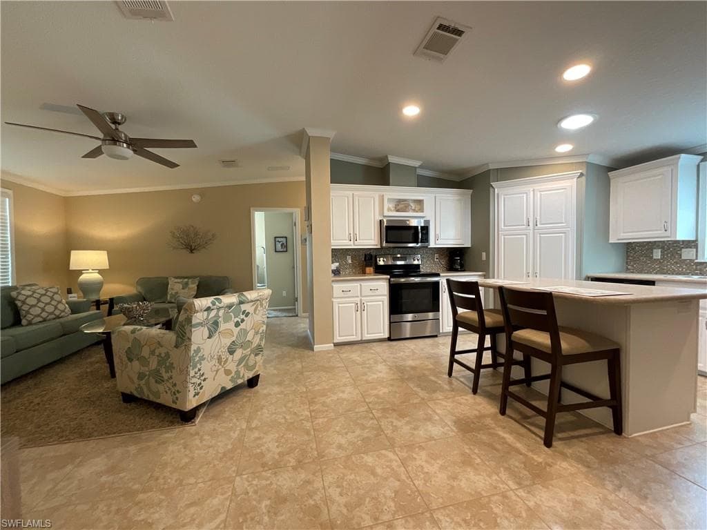 423 Palm Dr 313, Naples, FL 34114-4