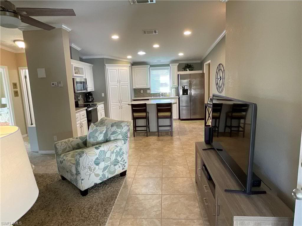 423 Palm Dr 313, Naples, FL 34114-7